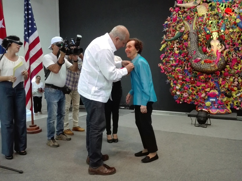 De manos del ministro de cultura, Alpidio Alonso, recibió la condecoración Haydée Santamaría la realizadora audiovisual estadounidense Estela Bravo, en acto celebrado este 4 de julio en la sala Che Guevara de la Casa de las Américas.