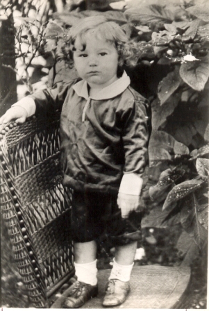 Foto tomada en Birán cuando Fidel tenía un año y ocho meses de edad. La fotografía fue dedicada por sus padres a sus amigos Paciano y Julia. Años después, para confirmar su identidad, Fidel escribió su nombre al dorso de la foto.  Fuente: Revista Bohemia Fecha: 04/1928