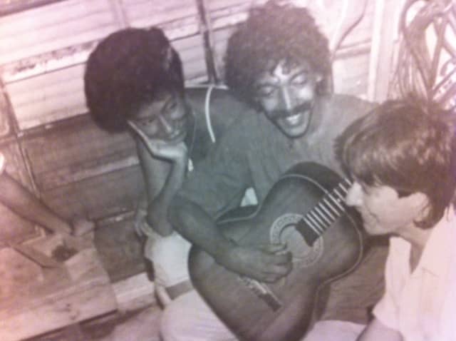 Carballea con la guitarra y a su lado Eudaldo Antúnez