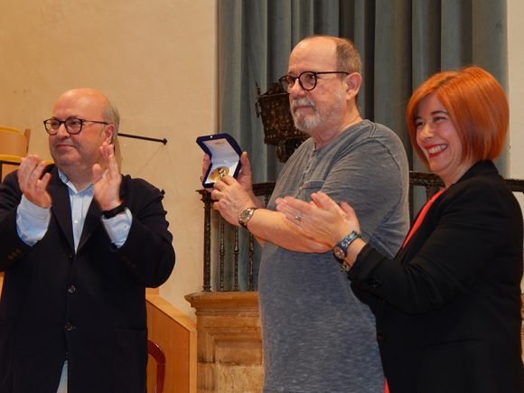 recibe-silvio-rodriguez-medalla-de-oro-en-festival-internacional-de-musica-y-danza-de-espana
