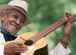 compay-segundo-recoit-un-cadeau-musical-avec-lessence-des-racines-cubaines