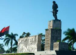 le-che-est-toujours-un-geant-sur-la-plaza-ernesto-guevara-a-cuba