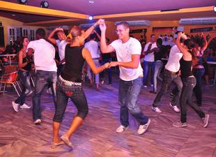 le-casino-une-danse-de-salon-populaire-la-fameuse-salsa-cubaine