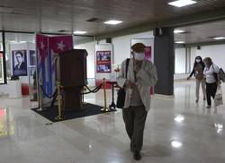 dedican-exposicion-imprescindibles-al-8vo-congreso-del-partido