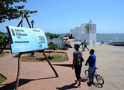 cienfuegos-con-una-mirada-al-mar-en-la-xiii-bienal-de-la-habana