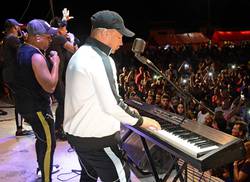 con-exito-de-publico-maykel-blanco-y-su-orquesta-en-nueva-gerona