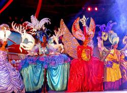 desfile-de-carrozas-y-comparsas-distinguieron-el-segundo-dia-del-carnaval-holguinero