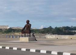 emplazada-escultura-del-artista-espanol-xavier-mascaro-en-el-malecon-habanero