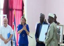entregan-titulo-doctor-honoris-causa-de-la-universidad-de-las-artes-al-artista-abdoulaye-konate
