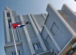 felicitan-raul-y-diaz-canel-a-casa-de-las-americas-por-su-aniversario-60