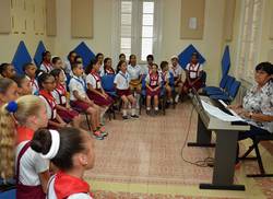 la-maestra-digna-guerra-ensena-a-cantar-correctamente-el-himno-nacional