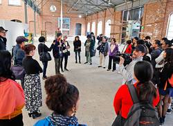 participan-estudiantes-de-arte-en-recorrido-bienal