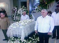 raul-y-diaz-canel-encabezan-guardia-de-honor-a-alicia-en-el-gran-teatro-de-la-habana