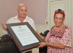 recibe-omara-portuondo-doctorado-honoris-causa-de-las-artes-por-taisse-del-valle-valdes