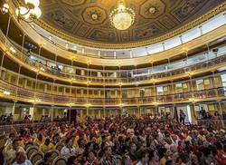 teatro-sauto-sede-de-la-primera-funcion-en-honor-a-alicia