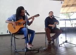 trovadores-cubanos-cantan-a-colaboradores-en-caracas