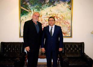 visita-embajada-de-cuba-director-de-teatro-serbio
