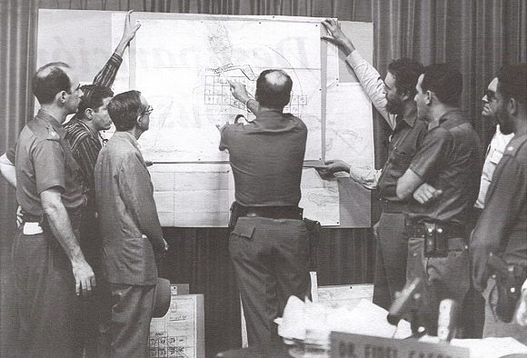 Durante las labores de búsqueda del Comandante Camilo Cienfuegos, con Fidel a la cabeza. Foto: Fidel Soldado de las Ideas.