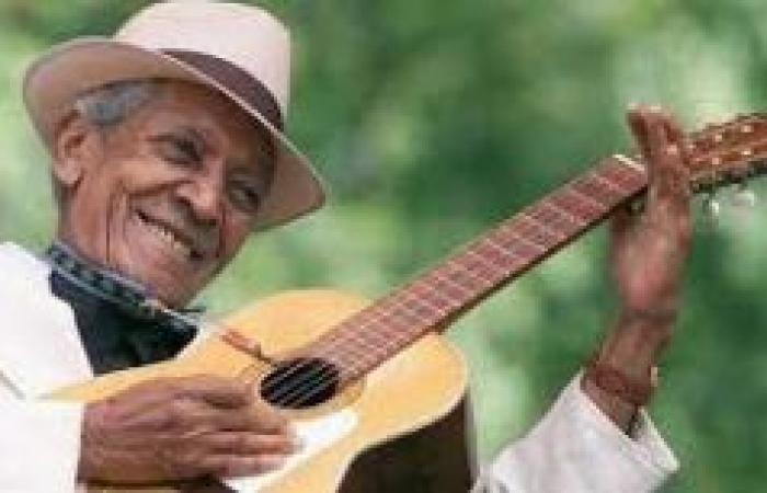 compay-segundo-recoit-un-cadeau-musical-avec-lessence-des-racines-cubaines