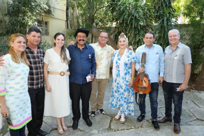 des-interpretes-du-punto-cubano-sont-decores