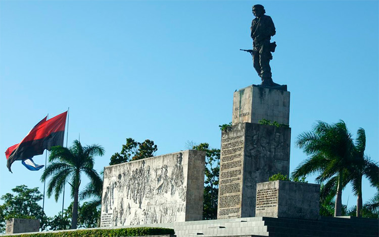 le-che-est-toujours-un-geant-sur-la-plaza-ernesto-guevara-a-cuba