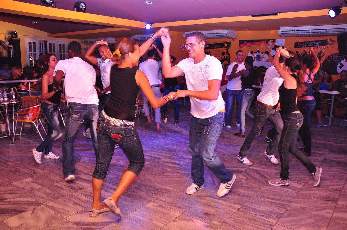 le-casino-une-danse-de-salon-populaire-la-fameuse-salsa-cubaine