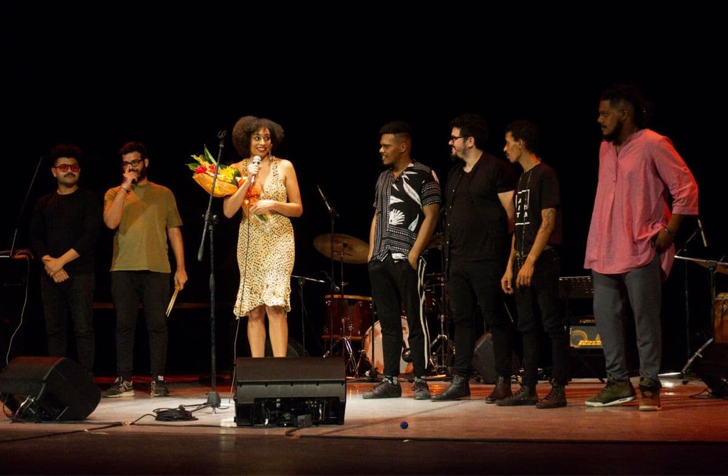 canto-en-la-habana-la-artista-britanica-celeste