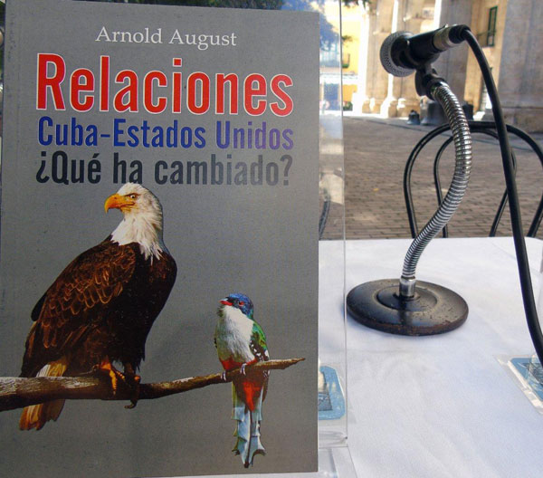 arnold-august-presento-en-el-sabado-del-libro-relaciones-cuba-estados-unidos-que-ha-cambiado