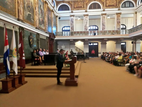 asiste-diaz-canel-al-acto-por-el-dia-del-archivero-cubano