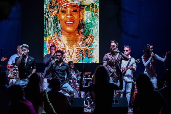 a-bailar-bajo-la-lluvia-con-yuly-y-havana-c