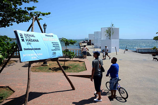 cienfuegos-con-una-mirada-al-mar-en-la-xiii-bienal-de-la-habana