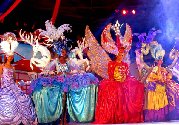 desfile-de-carrozas-y-comparsas-distinguieron-el-segundo-dia-del-carnaval-holguinero