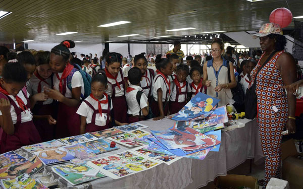 disfrutan-santiagueros-de-feria-del-libro-con-propuestas-literarias-y-culturales