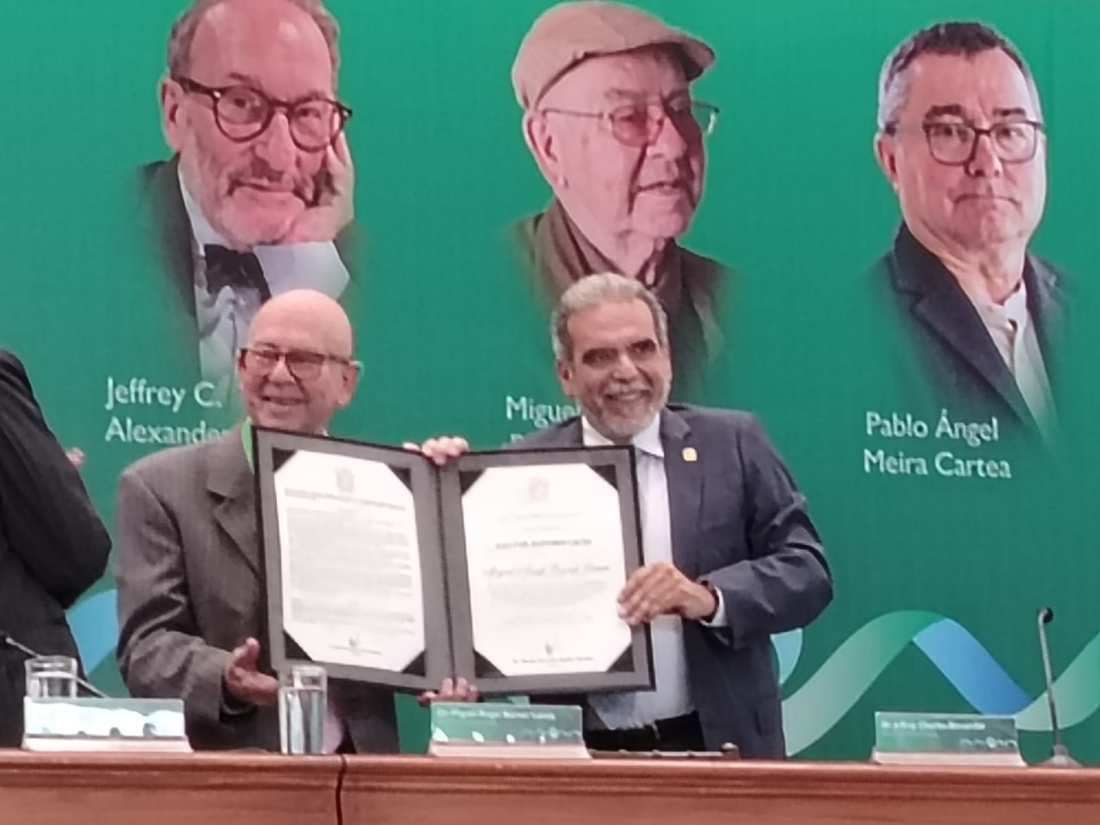 doctor-honoris-causa-para-miguel-barnet-por-la-universidad-veracruzana-de-xalapa-mexico