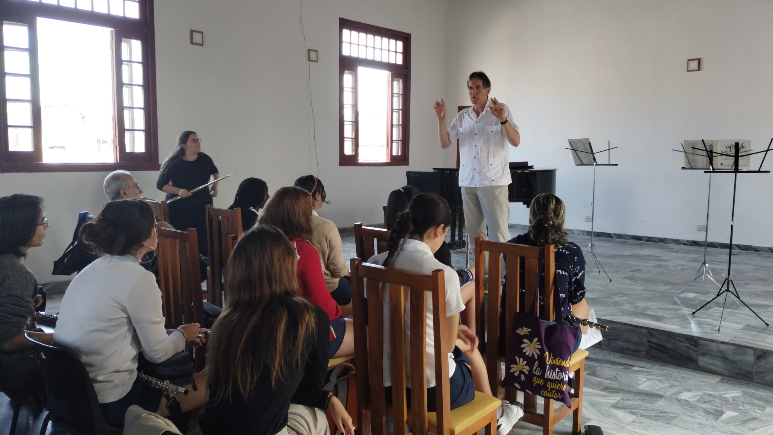 el-flautista-aleman-michael-faust-imparte-talleres-en-escuelas-de-arte-en-cuba