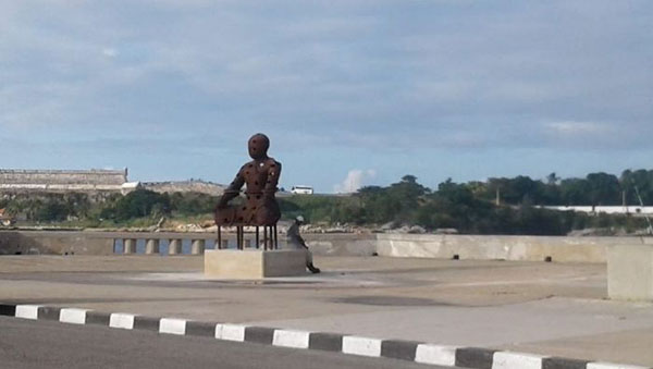 emplazada-escultura-del-artista-espanol-xavier-mascaro-en-el-malecon-habanero