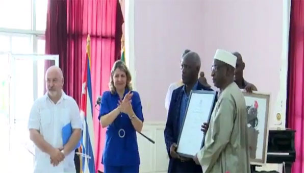 entregan-titulo-doctor-honoris-causa-de-la-universidad-de-las-artes-al-artista-abdoulaye-konate