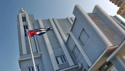 felicitan-raul-y-diaz-canel-a-casa-de-las-americas-por-su-aniversario-60