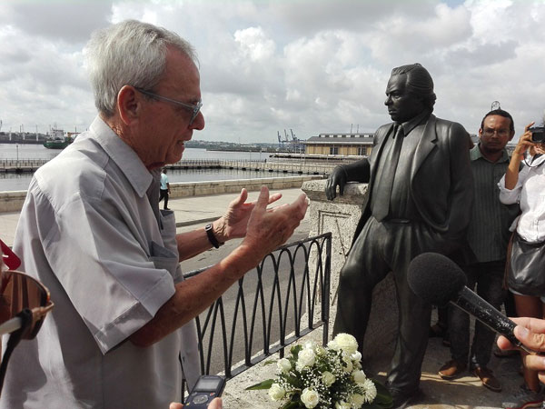 inauguran-estatua-de-nicolas-guillen-en-su-117-aniversario