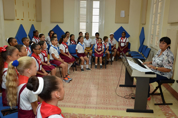 la-maestra-digna-guerra-ensena-a-cantar-correctamente-el-himno-nacional