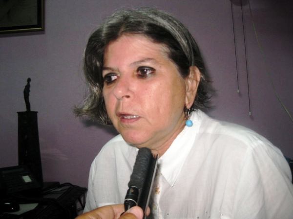 la-sombra-protectora-la-salvacion-en-versos-de-mujer-por-alain-valdes-sierra