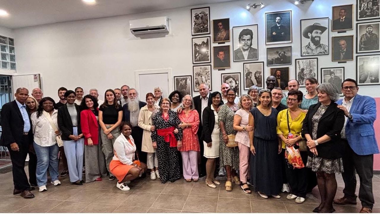 Ministro de Cultura sostiene en Barcelona encuentro con amigos solidarios ministro-de-cultura-sostiene-en-barcelona-encuentro-con-amigos-solidarios