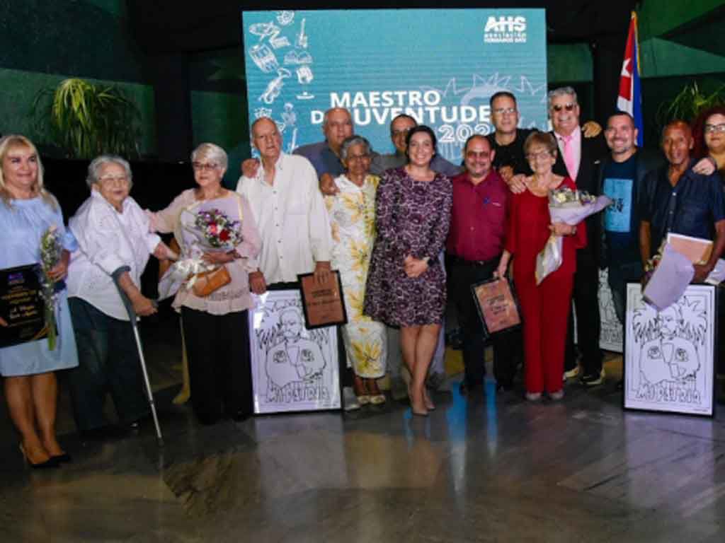 premio-maestro-de-juventudes-vocacion-de-ensenar-y-deberse-a-cuba