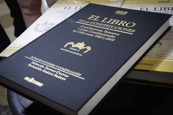presentan-el-libro-de-las-constituciones-en-cuba