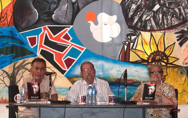 presentan-libro-sobre-hugo-chavez-por-karin-morejon-nellar