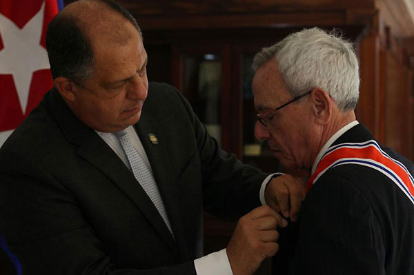 presidente-de-costa-rica-entrega-alta-condecoracion-a-eusebio-leal-por-alejandro-gomez