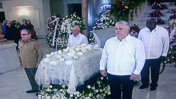 raul-y-diaz-canel-encabezan-guardia-de-honor-a-alicia-en-el-gran-teatro-de-la-habana