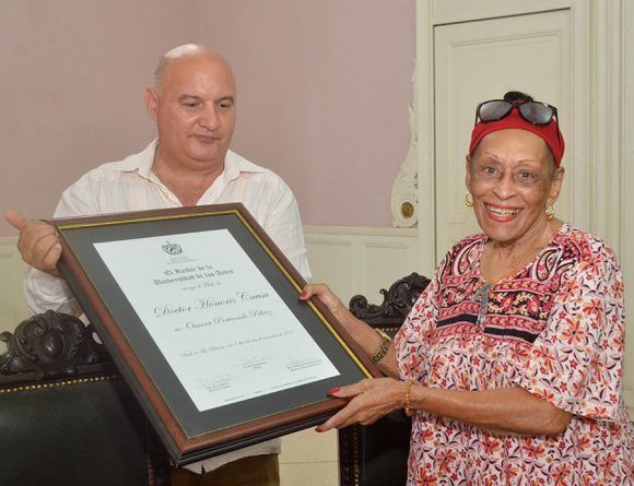 recibe-omara-portuondo-doctorado-honoris-causa-de-las-artes-por-taisse-del-valle-valdes