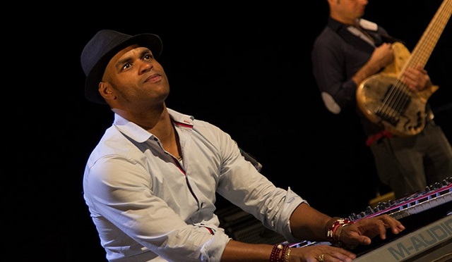 roberto-fonseca-da-las-notas-finales-al-33-festival-internacional-jazz-plaza-2018-por-alain-valdes-sierra