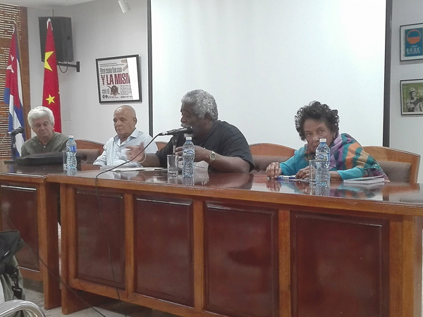 sesiona-foro-literario-de-la-uneac-en-la-feria-del-libro-por-adalys-perez-suarez